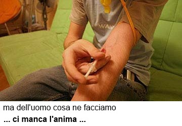 Un uomo con una siringa nel braccio. Droga?