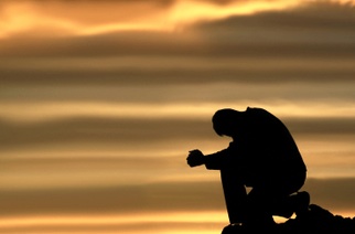 un uomo pregando